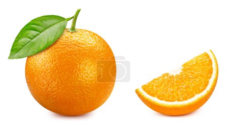 Téléchargez les photos : Fruit orange avec des tranches d'orange et des feuilles isolées sur fond blanc. Orange avec chemin de coupe - en image libre de droit
