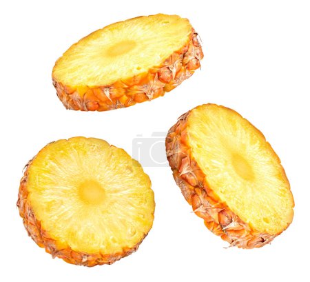 Téléchargez les photos : Collection d'ananas. Ananas avec tranches isolées sur blanc. Ananas isolé Sentier de coupe - en image libre de droit