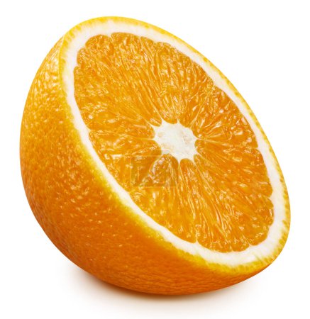 Téléchargez les photos : Voie orange à moitié coupée. Orange isolé sur fond blanc pleine profondeur de champ - en image libre de droit