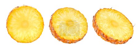 Téléchargez les photos : Ananas avec tranches isolées sur blanc. Collection d'ananas. Ananas isolé Sentier de coupe - en image libre de droit