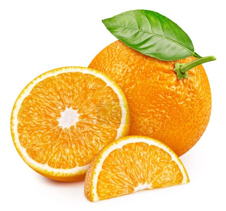 Téléchargez les photos : Orange frais isolé sur fond blanc. Orange avec des feuilles. Couper chemin orange. macro studio photo orange - en image libre de droit