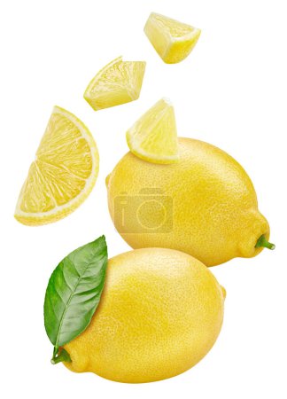 Foto de Ruta de recorte de limón volador. Limón y rodaja enteros maduros aislados sobre fondo blanco con camino de recorte. Conjunto de frutas de limón macro estudio foto - Imagen libre de derechos