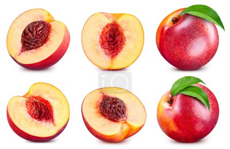 Téléchargez les photos : Peach fraîche mûre chemin de coupe. Pêche isolée sur fond blanc - en image libre de droit