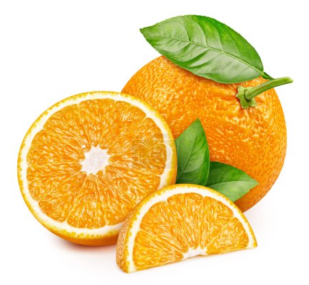 Foto de Fruta naranja con rodajas de naranja y hojas aisladas sobre fondo blanco. Naranja con camino de recorte - Imagen libre de derechos