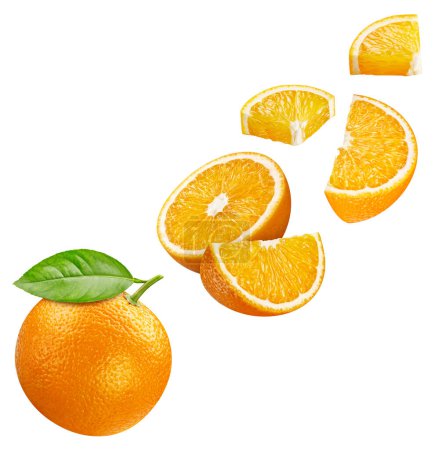 Reife ganze Orange und Scheibe isoliert auf weißem Hintergrund mit Clipping-Pfad. Fliegender Orangenschneidepfad.
