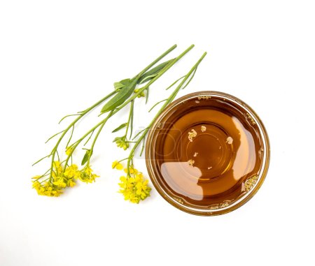 Téléchargez les photos : Bol à huile de moutarde avec fleur jaune sur fond blanc - en image libre de droit