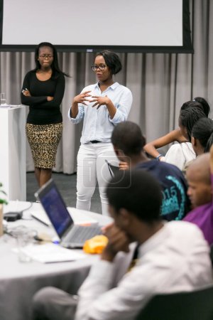 Foto per Johannesburg, Sud Africa - 7 ottobre 2015: Studenti universitari che si presentano a un workshop aziendale - Immagine Royalty Free