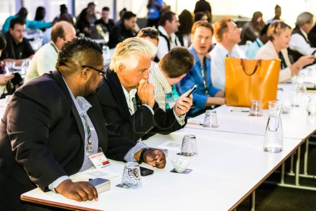 Téléchargez les photos : Johannesburg, Afrique du Sud - 8 septembre 2014 : Des délégués assistent à une conférence dans un petit centre de congrès - en image libre de droit