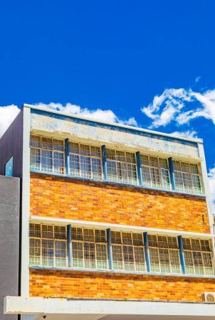 Foto de Ladrillo frente viejo bloque de pisos edificio en el centro de Ciudad del Cabo - Imagen libre de derechos