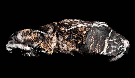 Foto de Macro Imagen de cerca de la materia prima Manganese Ore rock aislado sobre fondo reflectante negro - Imagen libre de derechos