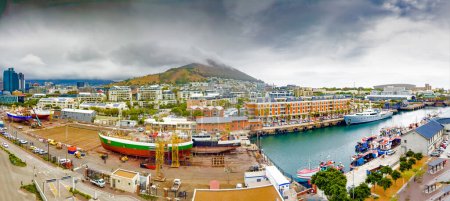 Foto de Ciudad del Cabo, Sudáfrica - 8 de marzo de 2023: Astilleros en V y A Waterfront Harbour - Imagen libre de derechos