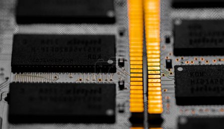 Makro-Nahaufnahme des Computer-RAM-Chips; Steckplatz für Speicherchips nach dem Zufallsprinzip für PC-Hauptplatine