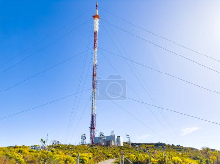 Téléchargez les photos : Constantiaberg Telecommunications Tower au sommet d'une montagne au Cap, en Afrique du Sud - en image libre de droit