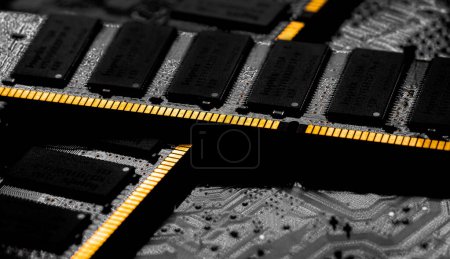 Makro-Nahaufnahme des Computer-RAM-Chips; Steckplatz für Speicherchips nach dem Zufallsprinzip für PC-Hauptplatine