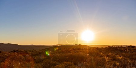 Blick auf die Landschaft im Namaqualand in Südafrika bei Sonnenuntergang