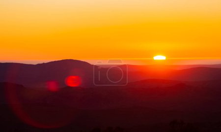 Sonnenuntergang mit Blick auf die Berge im Namaqualand in Südafrika