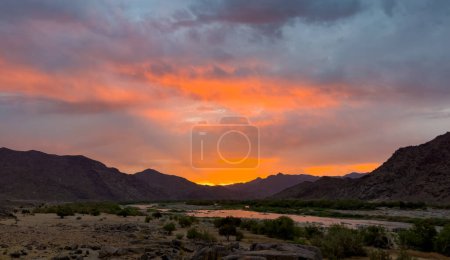 Blick auf den Orange River bei Sonnenuntergang vom Tatasberg-Campingplatz im Richtersveld National Park, arides Gebiet in Südafrika
