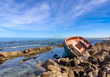 Navire minier de diamants naufragé sur un rivage rocheux dans la petite ville de Port Nolloth, sur la côte ouest de l'Afrique du Sud