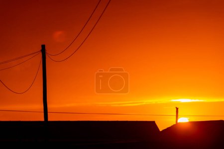 Silhouette von Telefonleitungen in der kleinen Westküstenstadt Port Nolloth, Südafrika