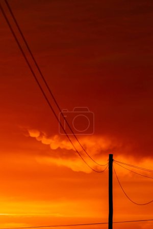 Silhouette de lignes téléphoniques dans la petite ville de Port Nolloth, Afrique du Sud
