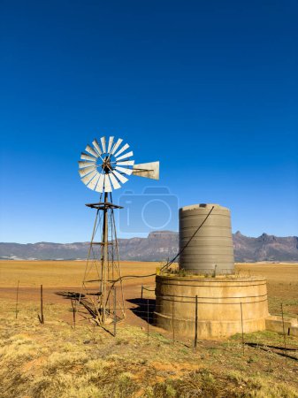 Molino de viento bomba de viento en la región agrícola de Namaqualand de Sudáfrica
