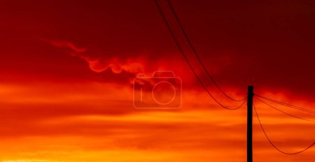 Silhouette von Telefonleitungen in der kleinen Westküstenstadt Port Nolloth, Südafrika