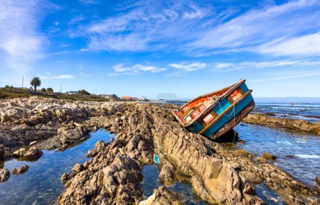 Navire minier de diamants naufragé sur un rivage rocheux dans la petite ville de Port Nolloth, sur la côte ouest de l'Afrique du Sud