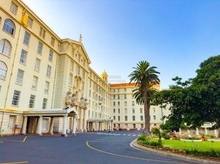 Téléchargez les photos : Le Cap, Afrique du Sud - 22 décembre 2023 : Extérieur de l'hôpital historique colonial Groote Schuur - en image libre de droit