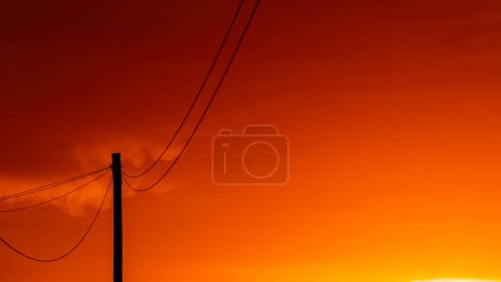 Silueta de líneas telefónicas en la pequeña ciudad costera oeste de Port Nolloth, Sudáfrica
