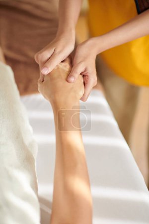 Téléchargez les photos : Woman getting relaxing hand massage in spa salon - en image libre de droit