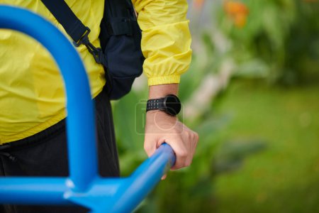 Téléchargez les photos : Smartwatch on wrist of man working out outdoors - en image libre de droit
