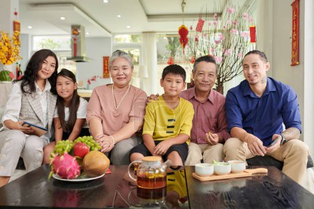 Foto de Three generation of big family celebrating Chinese New Year at home - Imagen libre de derechos