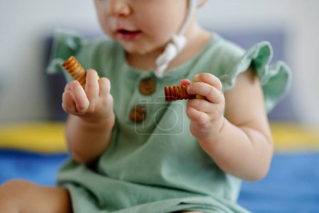 Téléchargez les photos : Girl enjoying playing with wooden toys at home - en image libre de droit