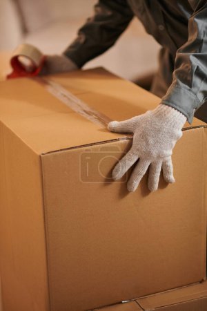 Foto de Imagen de primer plano de la caja de cartón de sellado de movimiento con pertenencias del cliente - Imagen libre de derechos