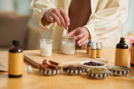 Téléchargez les photos : Femme créative mélangeant des ingrédients lors de la fabrication de barres de savon à la maison - en image libre de droit
