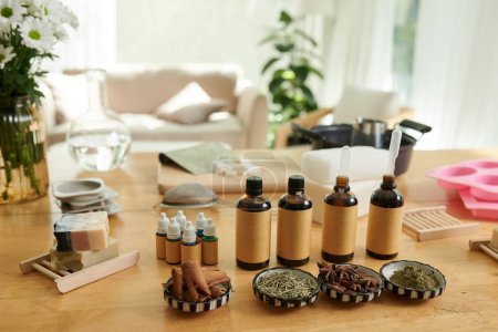 Téléchargez les photos : Handmade soap bars, organic shampoes nex to spices and colorants on table in workshop - en image libre de droit