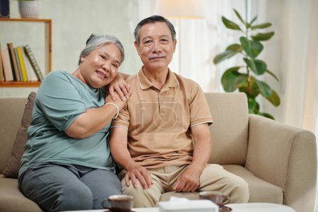 Foto de Happy senior couple watching movie on tv at home - Imagen libre de derechos