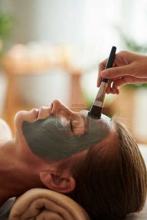 Téléchargez les photos : Mature woman getting clay mask spa treatment in beauty salon - en image libre de droit