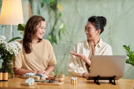 Téléchargez les photos : Jeunes femmes d'affaires travaillant sur la boutique en ligne de cosmétiques biologiques faits à la main - en image libre de droit