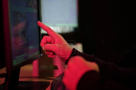 Téléchargez les photos : Closeup image of hackers pointing at computer screen, blockchain cyberattack concept - en image libre de droit