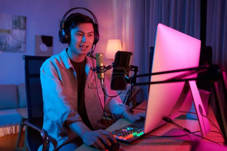 Téléchargez les photos : Positive lets player recording video for his channel at desk in his neon bedroom - en image libre de droit