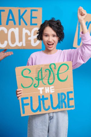 Téléchargez les photos : Adolescent militant protestant avec sauver le signe du futur - en image libre de droit
