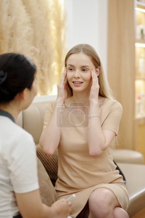 Foto de Mujer joven hablando con su esteticista sobre problemas de la piel - Imagen libre de derechos