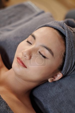 Foto de Mujer joven recibiendo tratamiento de spa facial en el salón de belleza - Imagen libre de derechos