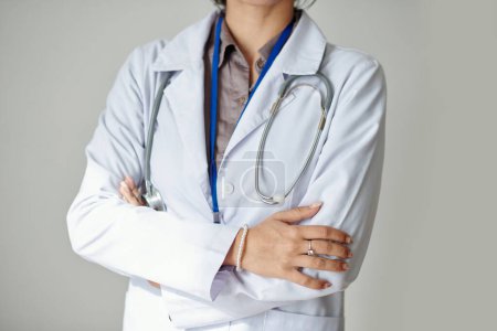 Téléchargez les photos : Image recadrée d'un médecin généraliste confiant portant un manteau blanc croisant les bras - en image libre de droit