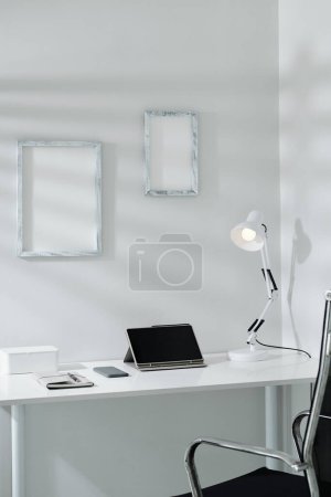 Téléchargez les photos : Smartphone tablette numérique et planificateur sur bureau dans un style minimaliste bureau à domicile - en image libre de droit