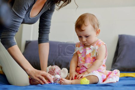 Téléchargez les photos : Mère jouant avec le petit bébé à la maison - en image libre de droit