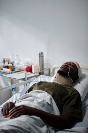Téléchargez les photos : Image verticale d'un soldat afro-américain couché à l'hôpital avec une blessure - en image libre de droit