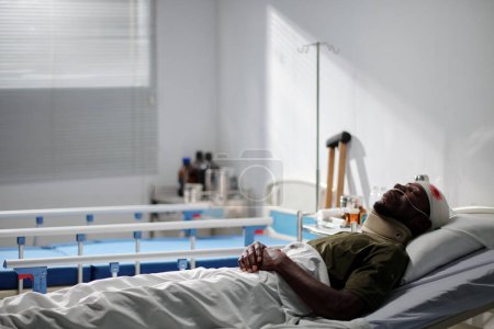 Téléchargez les photos : Soldat afro-américain couché dans un hôpital militaire après une blessure - en image libre de droit