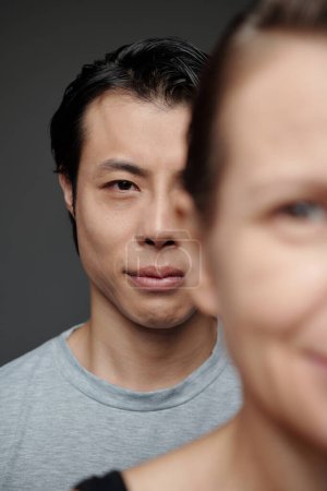 Foto de Japonés hombre de pie detrás de la mujer madura y mirando a la cámara, concepto de sociedad - Imagen libre de derechos